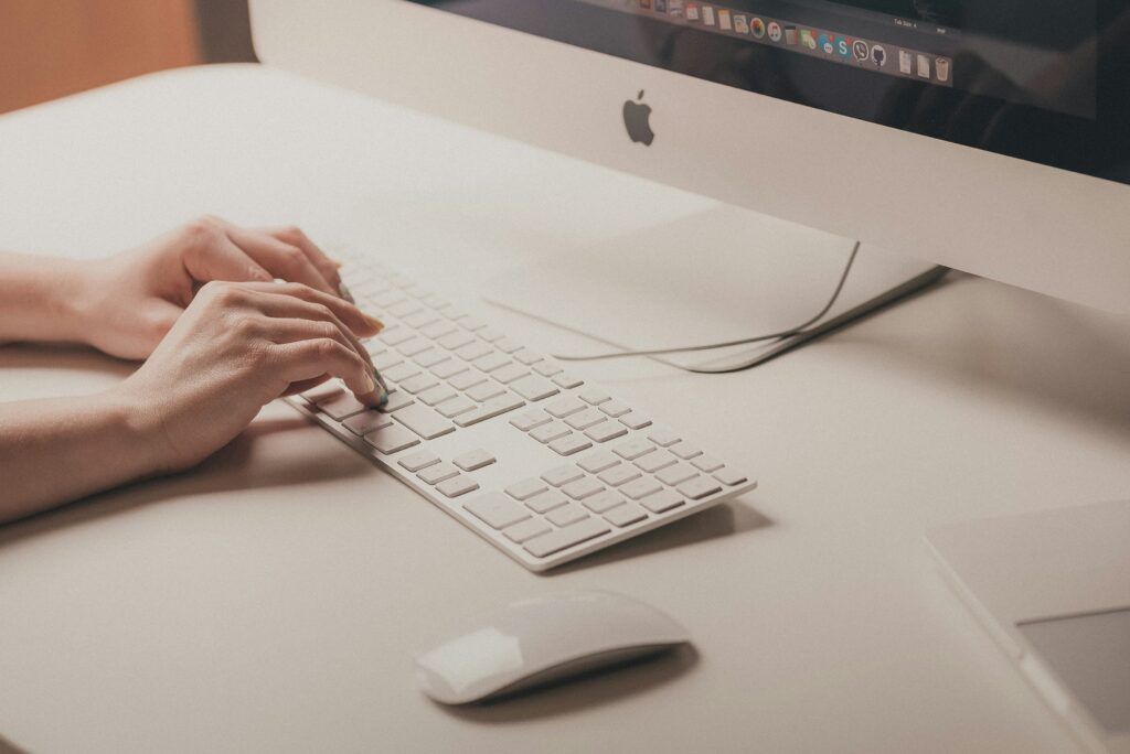 Une personne tape sur le clavier d'un ordinateur