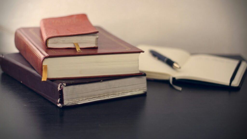 Des livre anciens et un carnet d'annotations.